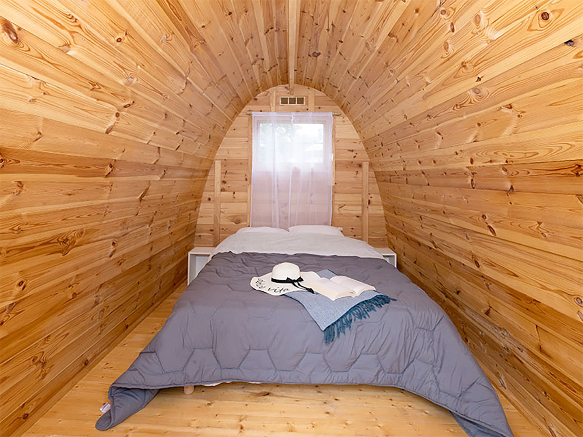 Intérieur cosy d’un pod, hébergement atypique proche de Paris